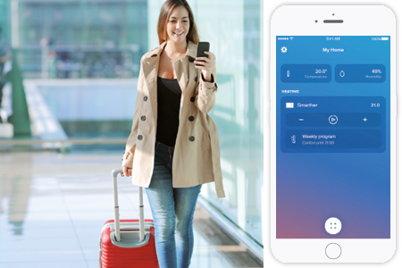 Dame qui utilise l'application Legrand Home + Control à l'aéroport pour sa maison connectée.