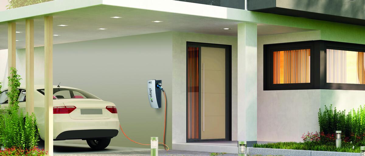 Ladestation elektroauto Ecotap von Legrand Schweiz in seinem Haus installiert.