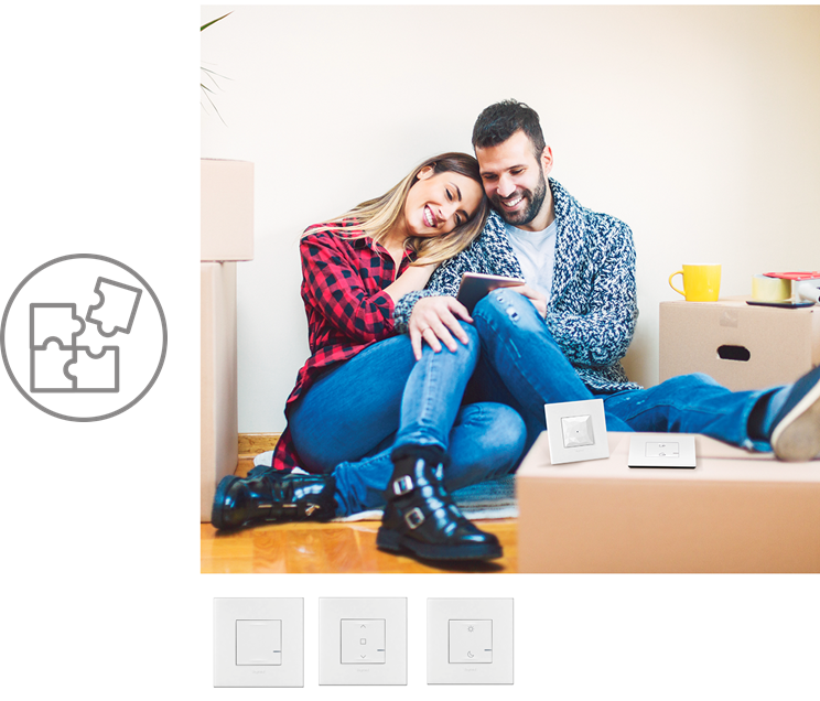 Un couple souriant utilisant Arteor with Netatmo sur l'application Legrand Home + Control